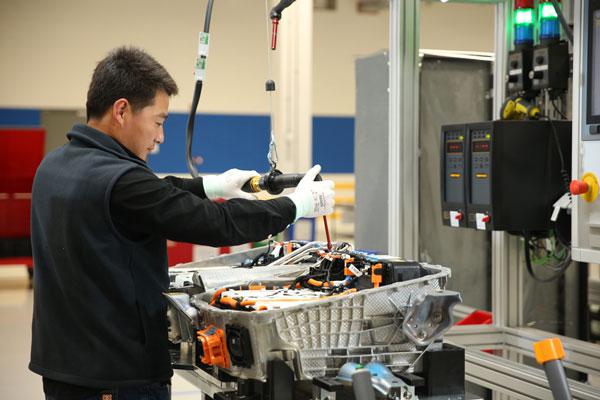 訪華晨寶馬沈陽智能工廠 工業(yè)4.0技術如何結合穿戴設備改變我們的生活