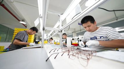 喜訊!余江區(qū)眼鏡產(chǎn)業(yè)集群獲評國家級中小企業(yè)特色產(chǎn)業(yè)集群 融合穿戴設備技術開發(fā)引領產(chǎn)業(yè)升級